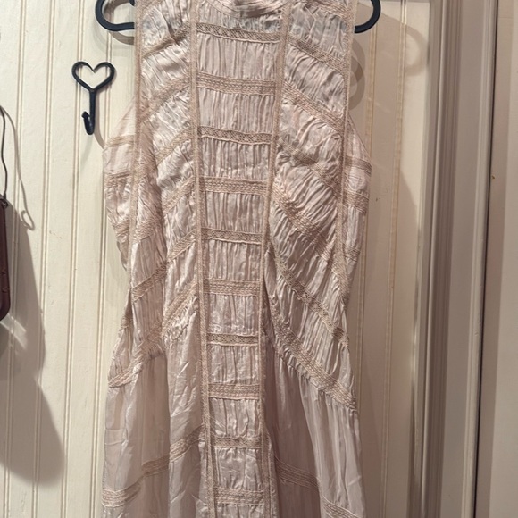 Elegant Beige Sleeveless Dress - Picture 5 of 6